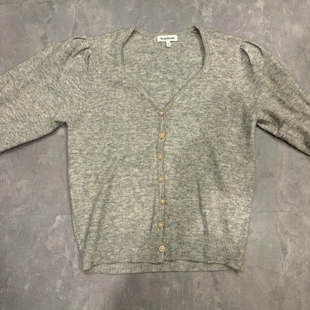 HEARTLOOM Grey Cardigan V Neck Size Medium‎